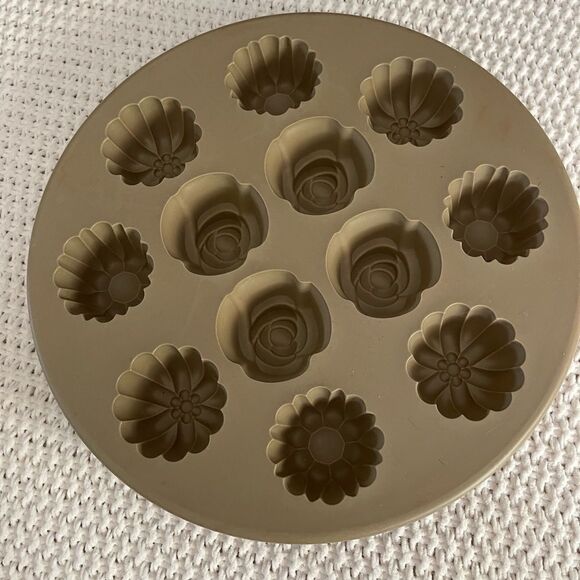 Pampered Chef silicone flower mold cupcakes candy - Picture 10 of 10